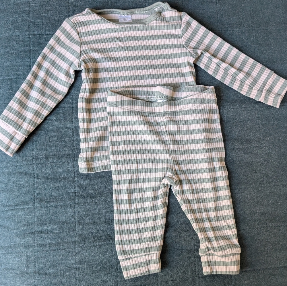 H&M Green & Cream Ribbed Pajamas 4-6m